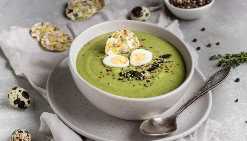 Crema de calabacín con huevos de codorniz y semillas