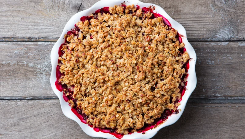 Crumble de manzana y fresas