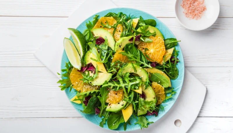 Ensalada de aguacate, mango y naranja