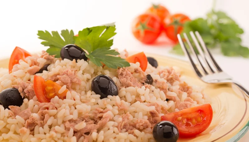 Ensalada de arroz con aceitunas, tomates cherry y atún