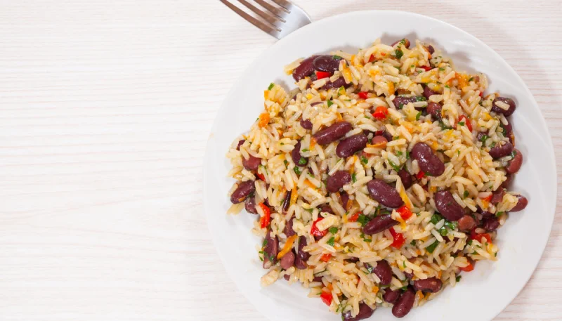 Ensalada de arroz con alubias rojas y panceta