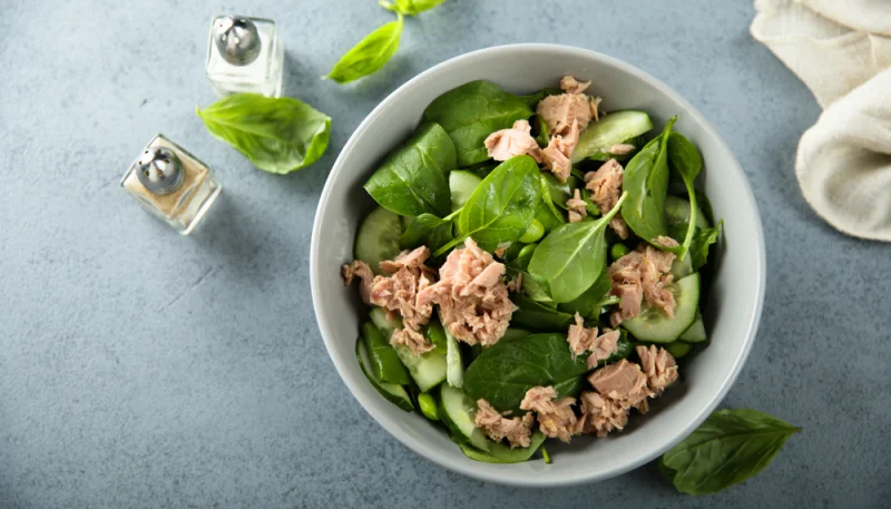 Ensalada de atún y espinacas