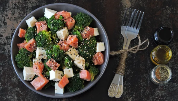 Ensalada de brócoli y salmón