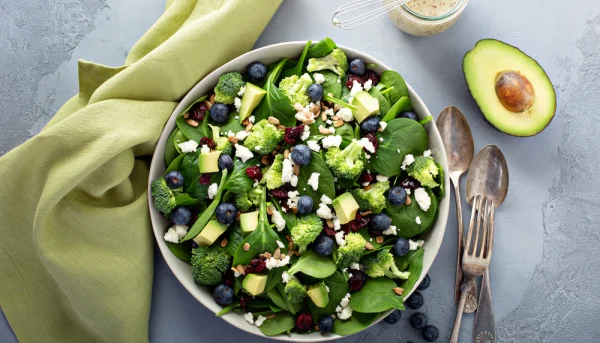 Ensalada de espinacas y arándanos