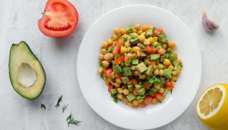 Ensalada de garbanzos y aguacate