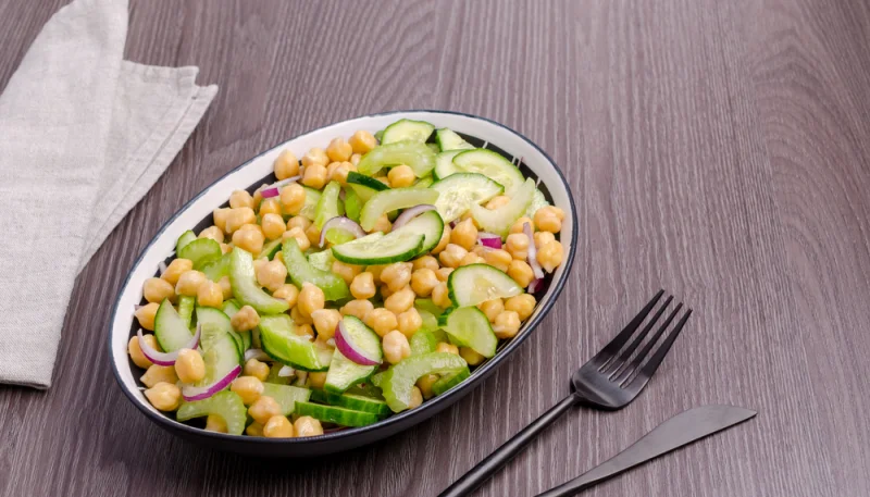 Ensalada de garbanzos y pepino