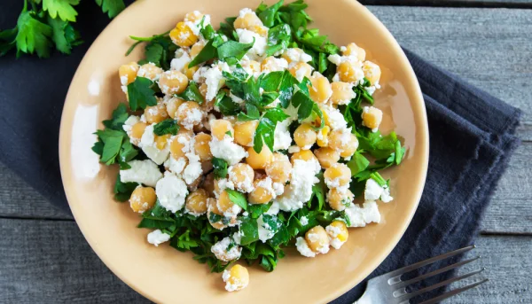 Ensalada de garbanzos y queso feta