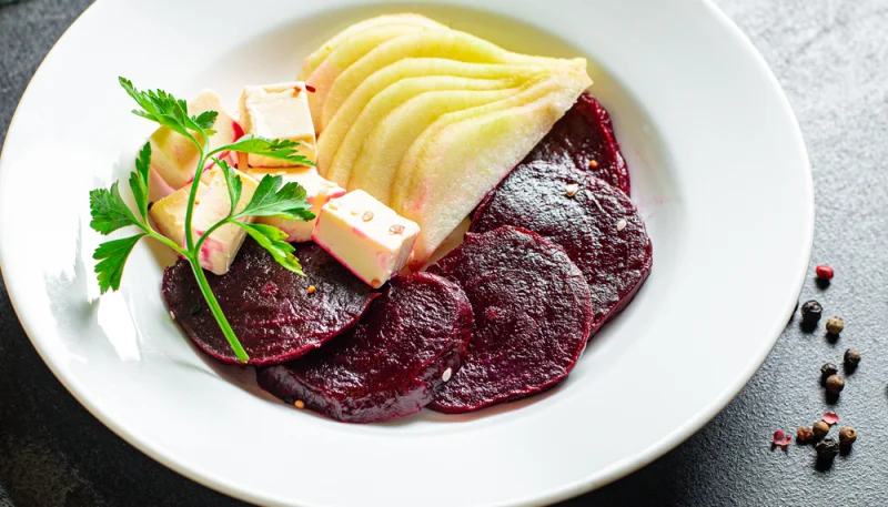 Ensalada de pera y remolacha