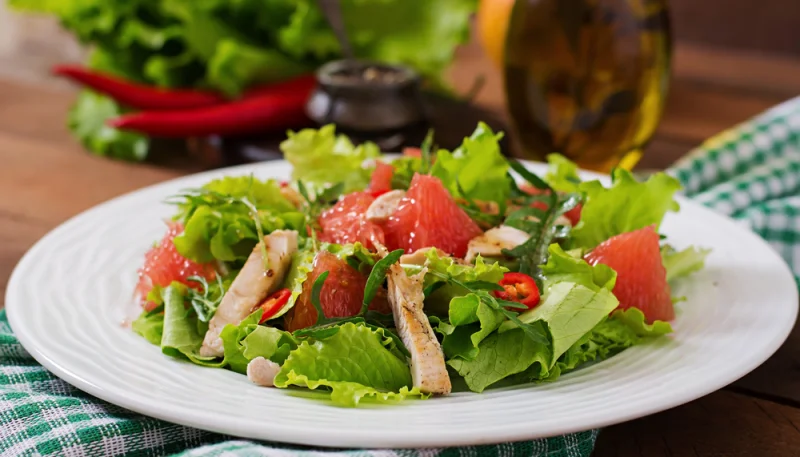 Ensalada de pollo y pomelo