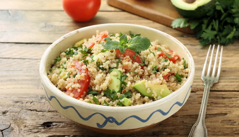 Ensalada de quinoa con aguacate y tomates cherry