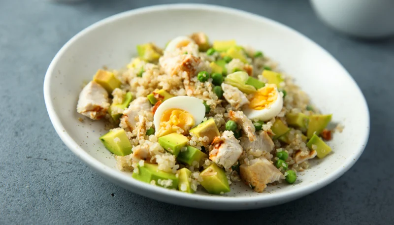 Ensalada de quinoa con pollo y huevos de codorniz