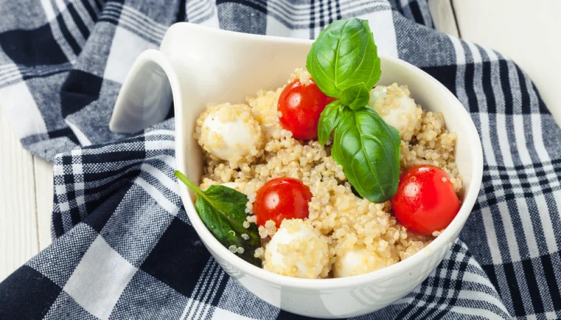 Ensalada de quinoa con tomates y albahaca
