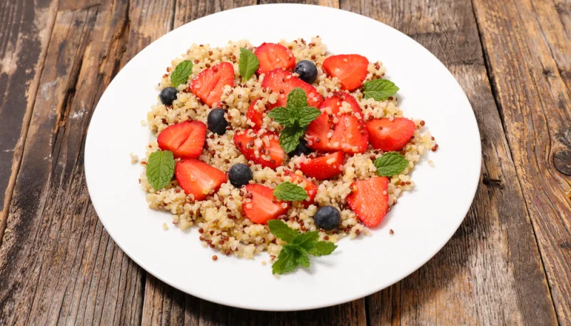 Ensalada de quinoa y fresas