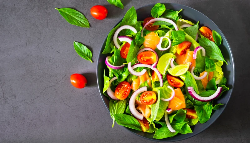 Ensalada de salmón y espinacas