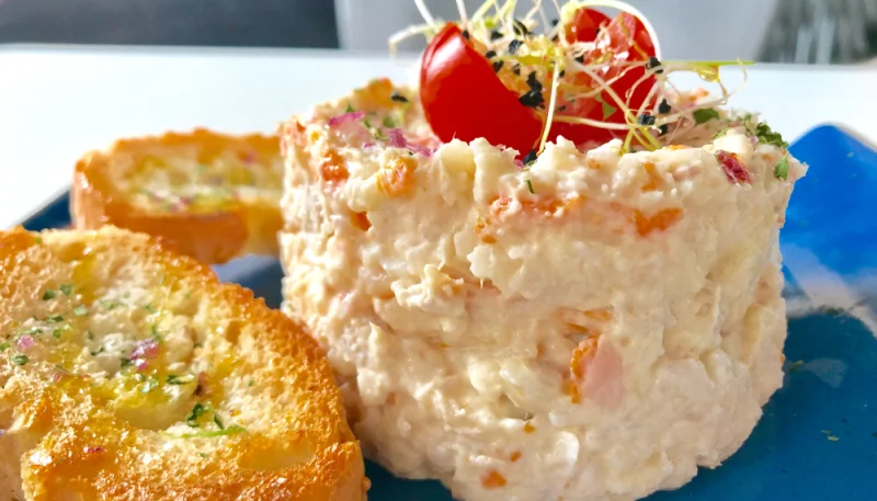 Ensaladilla de cangrejo y patatas