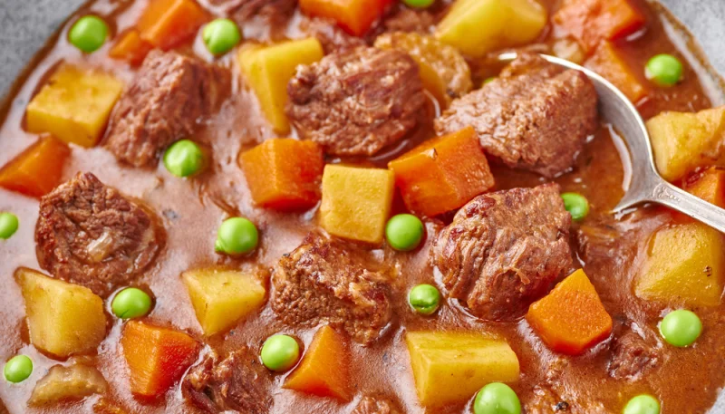 Estofado de ternera con patatas y guisantes