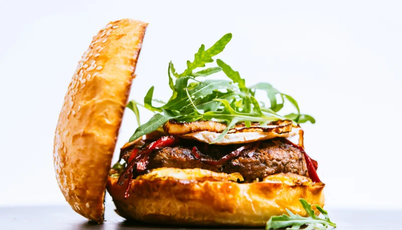 Hamburguesa flambeada con coñac