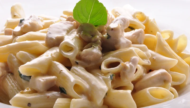 Macarrones con pollo y nata