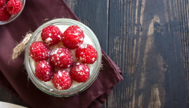 Mousse de limón con frambuesas