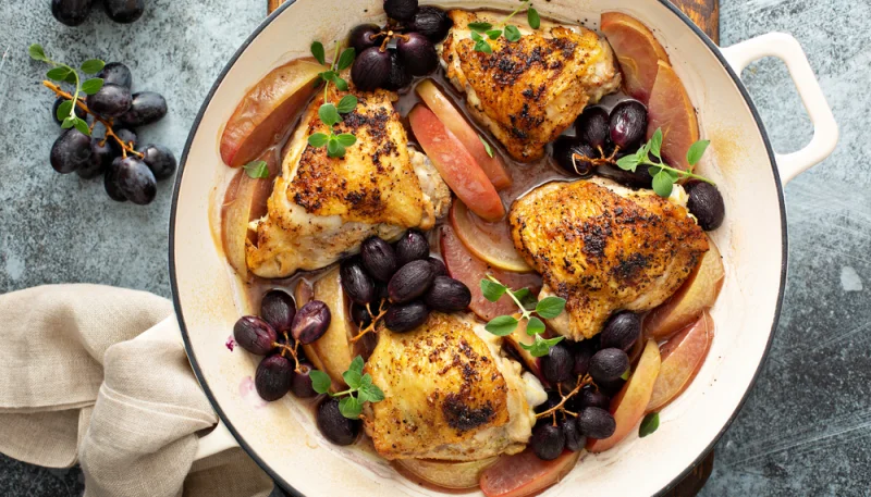 Muslos de pollo con uvas y manzanas
