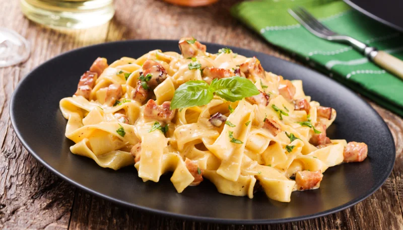 Pasta con bacon y albahaca