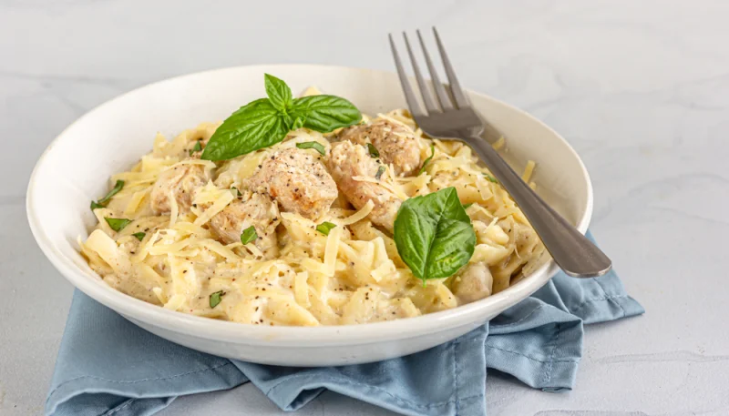 Pasta con pollo a la mostaza