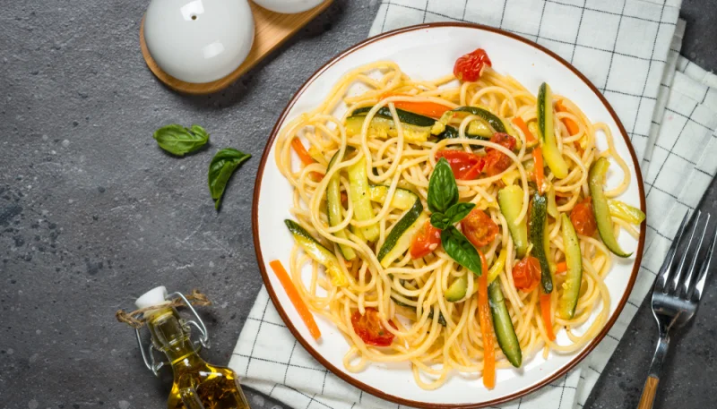 Pasta con zanahoria, calabacín y tomates cherry