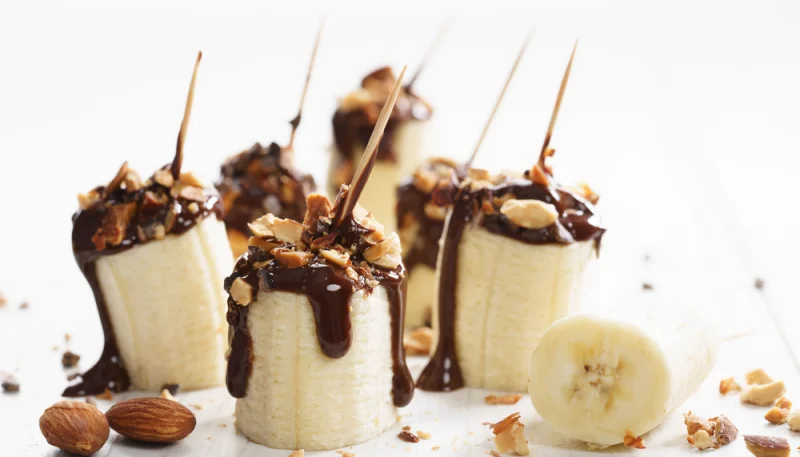 Plátanos con chocolate y frutos secos