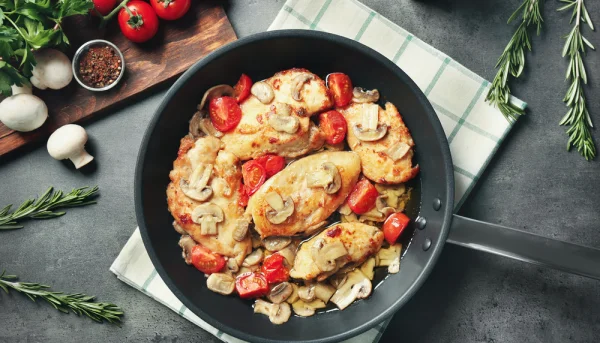 Pollo con tomate y champiñones