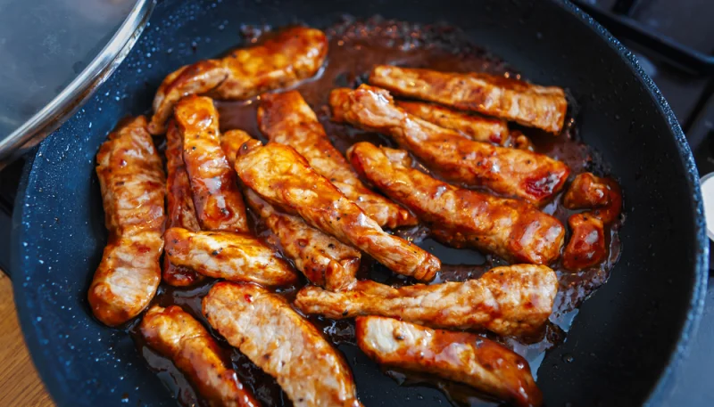 Tiras de cerdo en salsa de soja y coñac