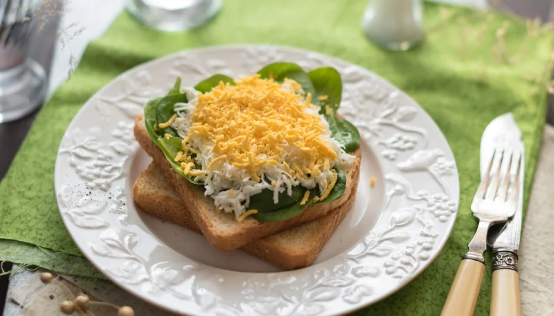 Tostada con huevo mimosa