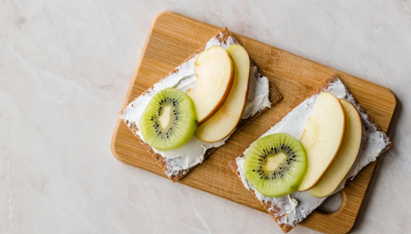 Tostadas con manzana y kiwi