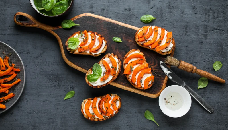 Tostadas con queso y calabaza