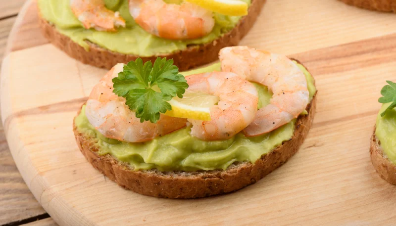 Tostadas de aguacate y gambas