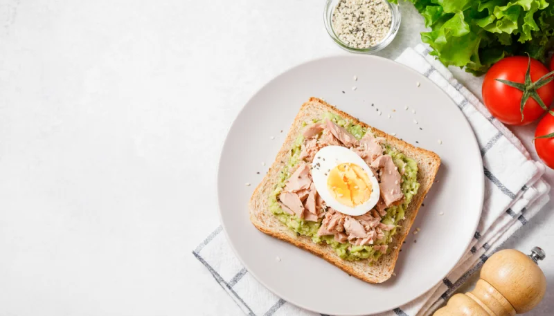 Tostadas de atún y aguacate