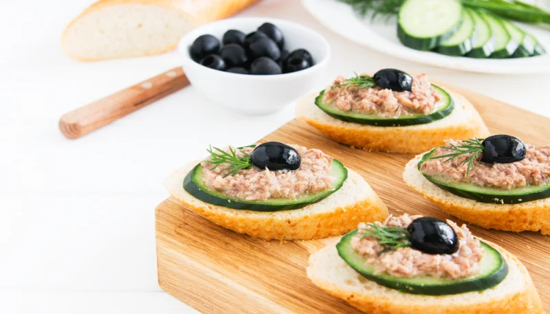 Tostadas de pepino y atún