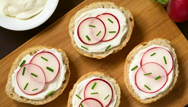 Tostadas de queso y rábano