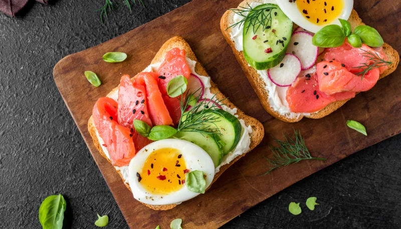 Tostadas de salmón y huevo