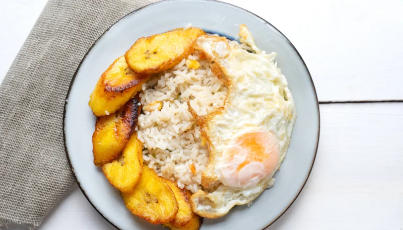 Arroz a la cubana con maíz