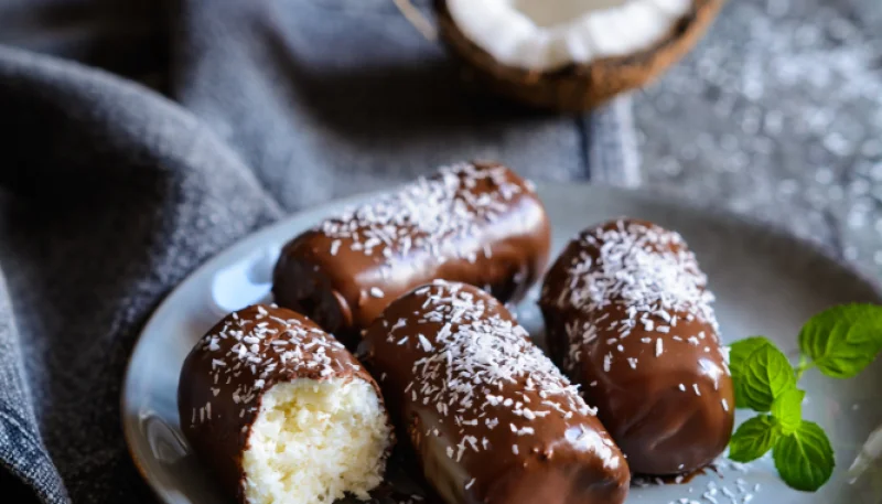 Barritas de coco, leche condensada y chocolate negro