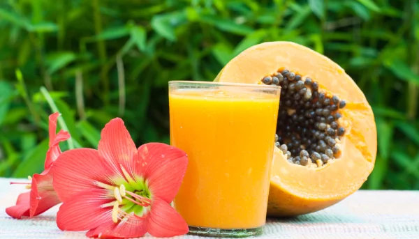 Bebida de papaya y uvas