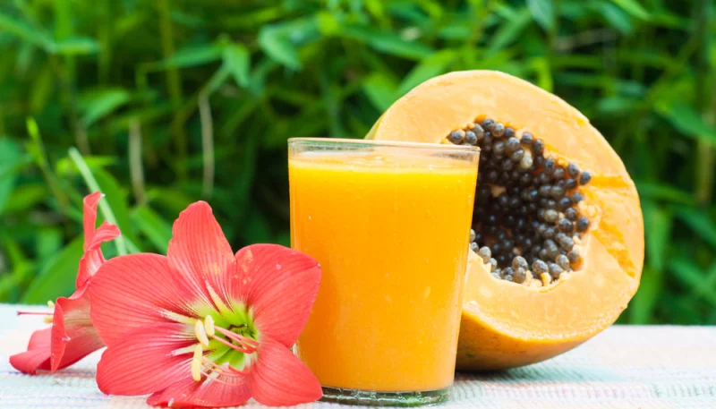 Bebida de papaya y uvas