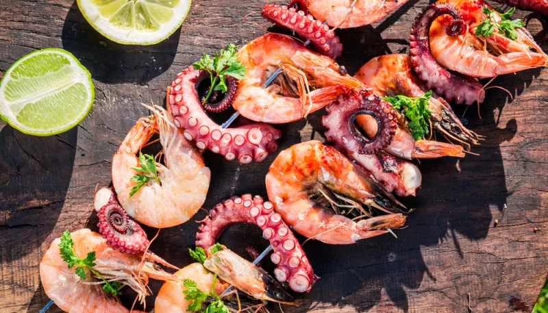 Brochetas de gambas y pulpo
