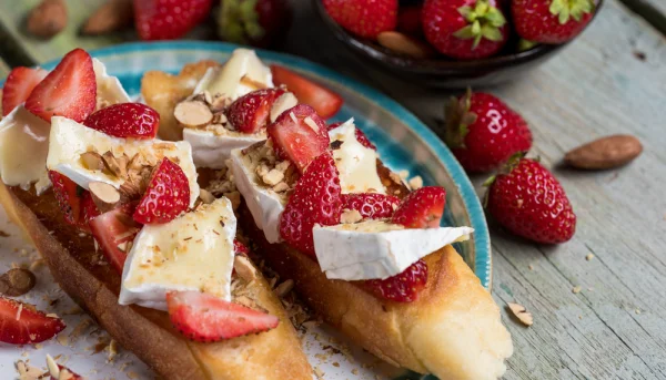 Bruschetta con fresas y queso