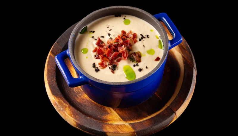 Crema de coliflor, bacon y avellanas