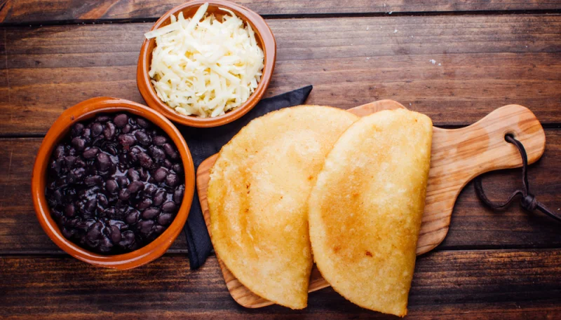 Empanada de queso y alubias negras