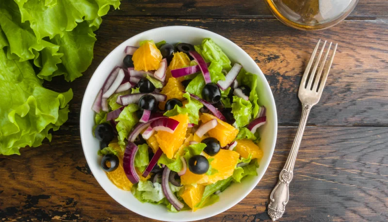 Ensalada de aceitunas y naranja