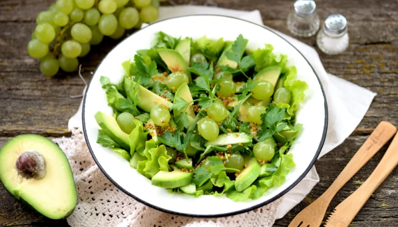 Ensalada de aguacate y uvas