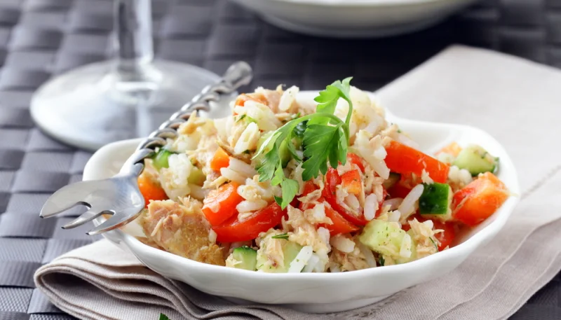 Ensalada de arroz con atún, tomates y pimientos