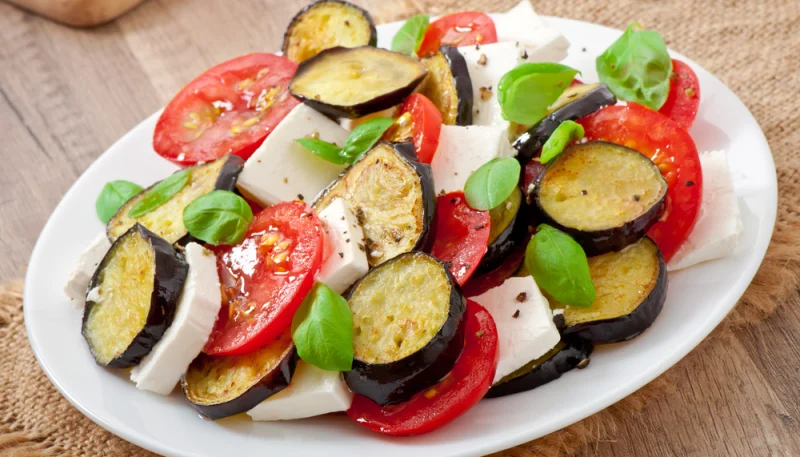 Ensalada de berenjena y queso